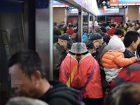 青岛地铁11号线免费试乘 现场人山人海场面壮观堪比春运